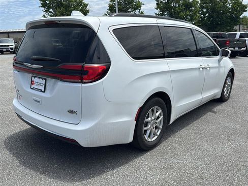 Used 2022 Chrysler Pacifica Touring-L FWD image 5