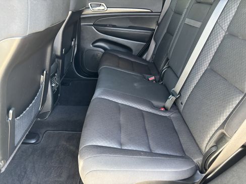 Used 2021 Jeep Grand Cherokee Laredo image 16