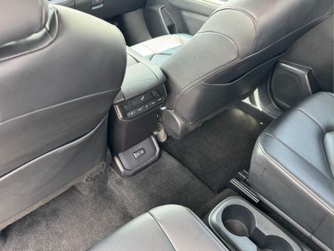 Used 2024 Toyota Highlander XLE FWD image 16
