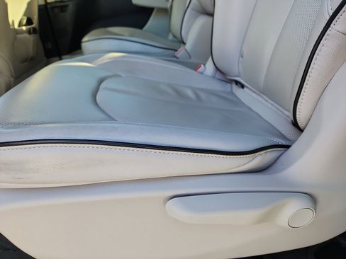 Used 2021 Chrysler Pacifica Limited w/ Uconnect Theater Family Group image 26