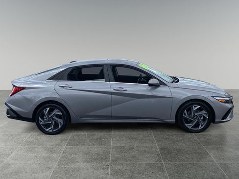 Used 2025 Hyundai Elantra SEL FWD image 6