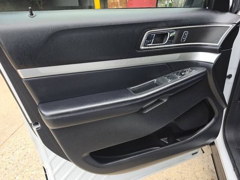 Used 2017 Ford Explorer XLT FWD image 5