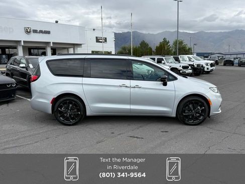 New 2026 Chrysler Pacifica Select w/ S Appearance Package image 4