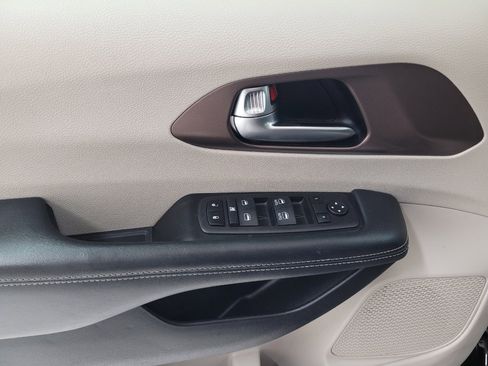 Used 2023 Chrysler Voyager LX FWD image 27