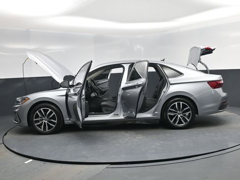 Used 2025 Volkswagen Jetta SE image 28