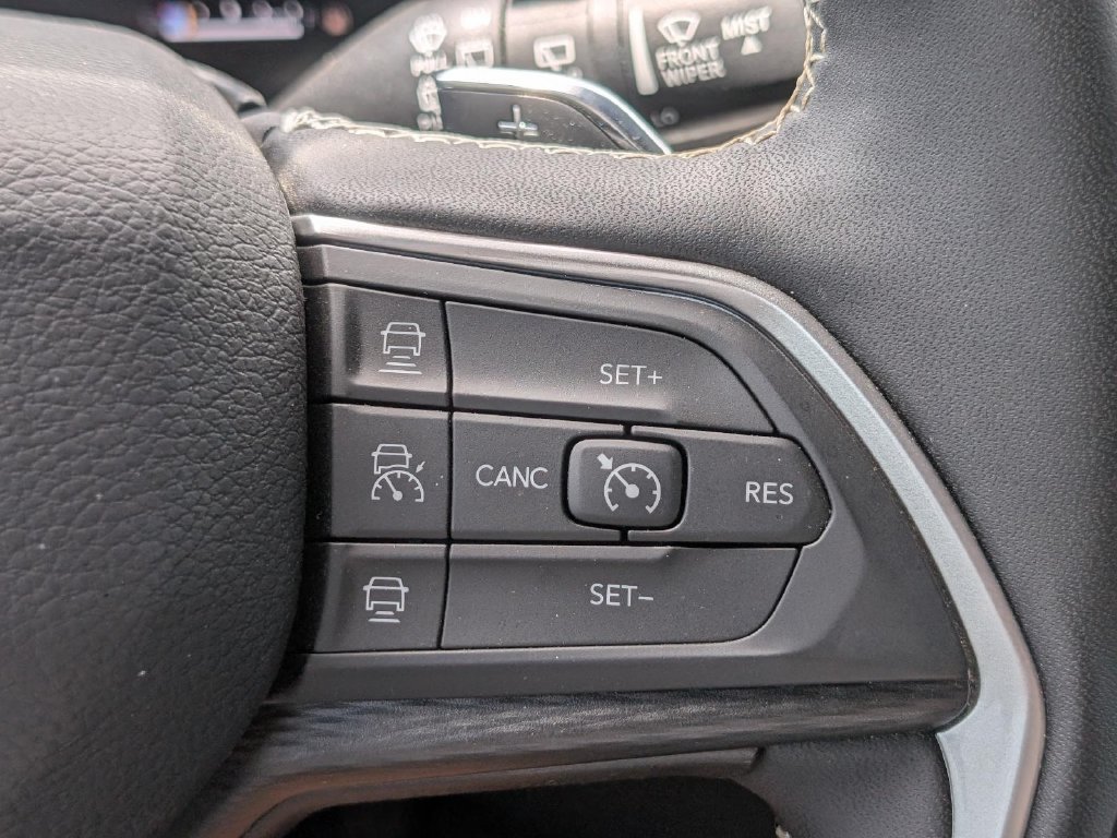 Used 2025 Jeep Grand Cherokee Altitude RWD image 24