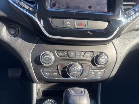 Used 2019 Jeep Cherokee Limited image 30