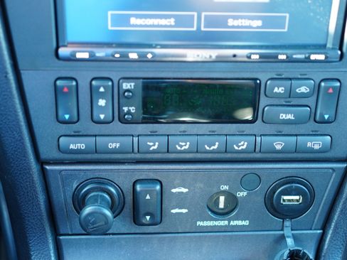 Used 2004 Ford Thunderbird image 18