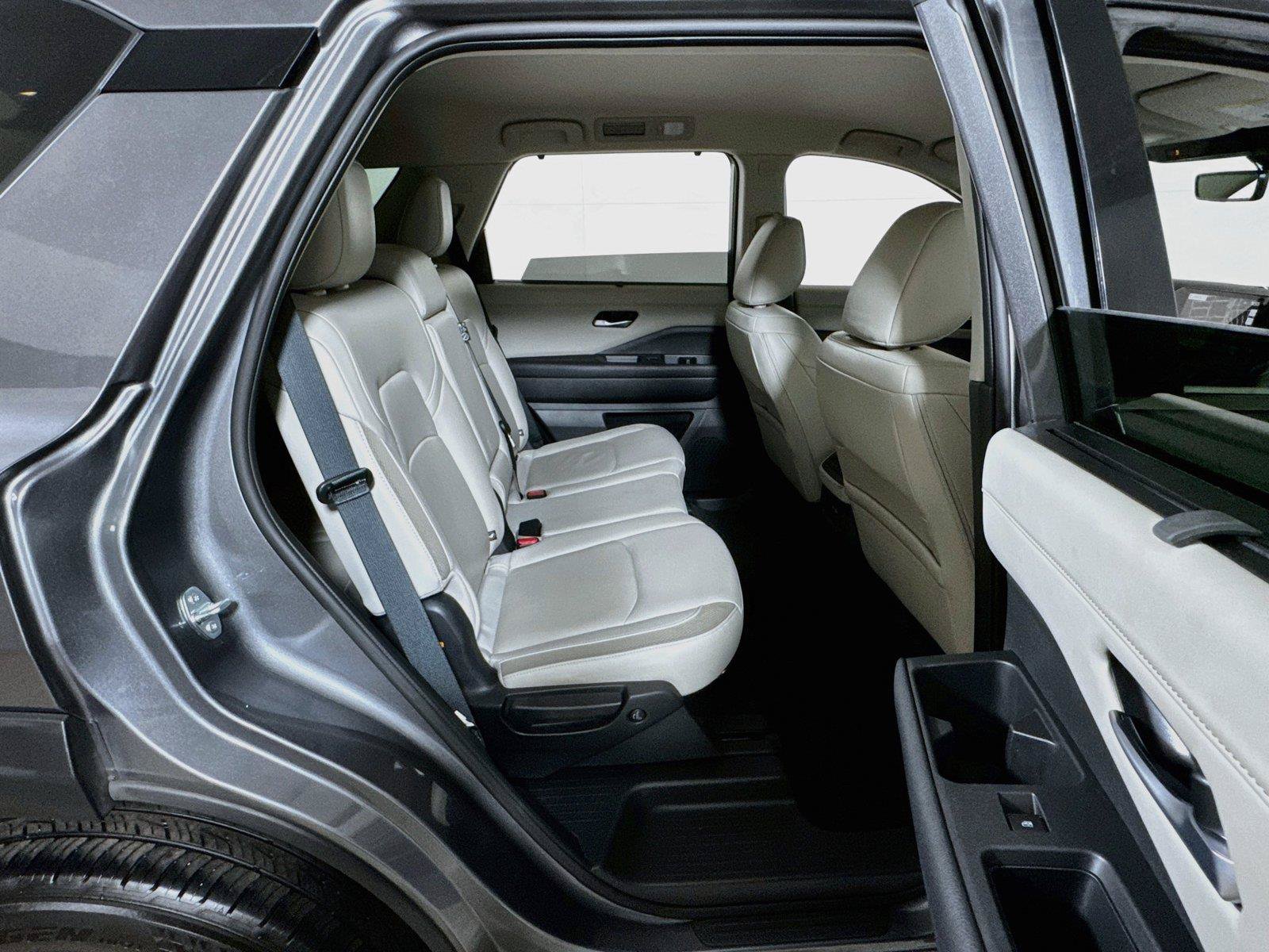 Used 2025 Nissan Pathfinder SL FWD image 26