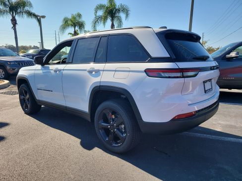 New 2025 Jeep Grand Cherokee Altitude image 8
