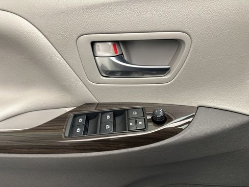 Used 2020 Toyota Sienna XLE Premium FWD image 25