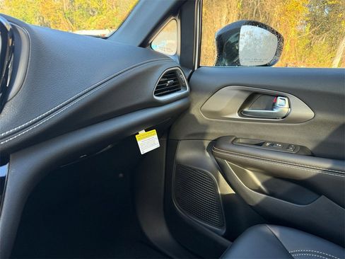 New 2026 Chrysler Pacifica Select image 24