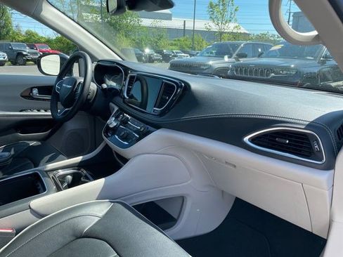 Certified 2023 Chrysler Pacifica Limited FWD image 16