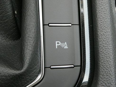 Certified 2025 Volkswagen Taos SE FWD image 17