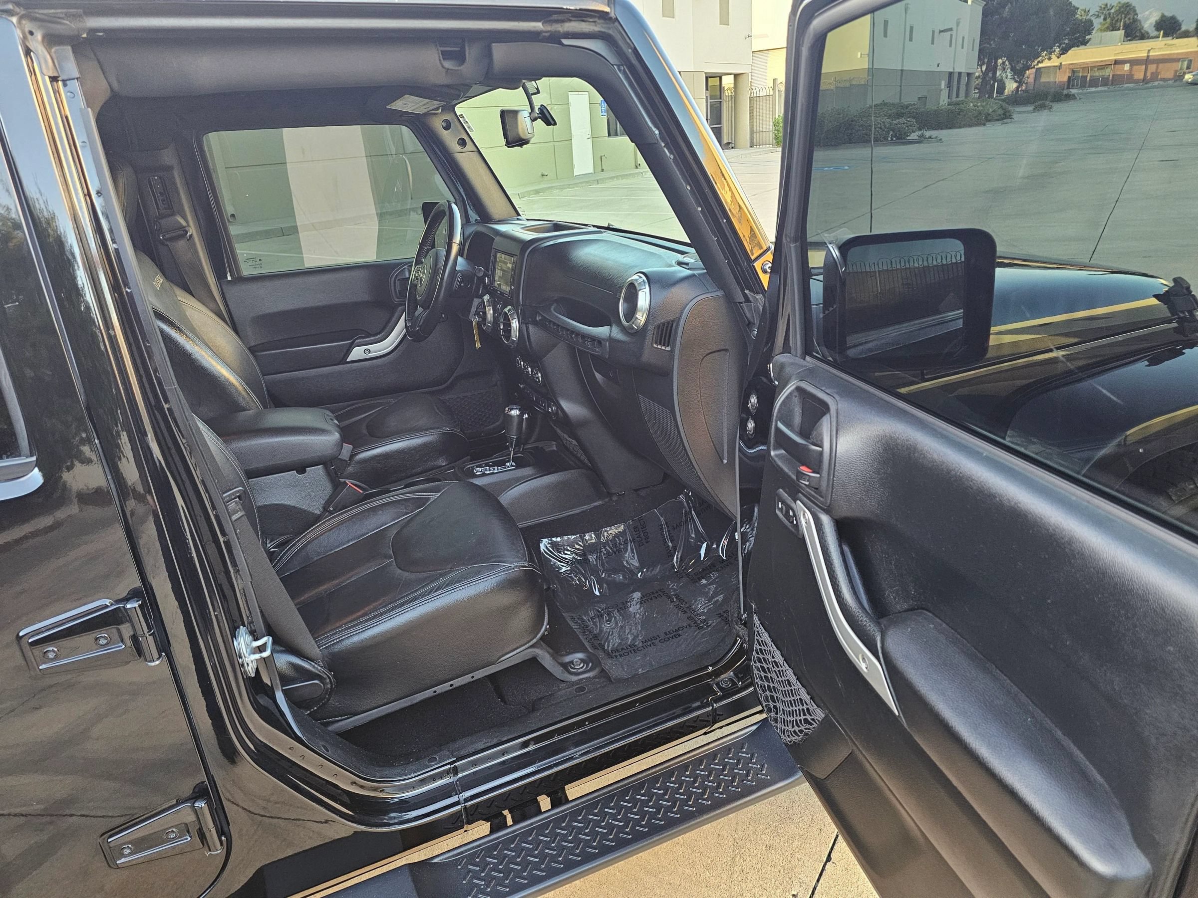 Used 2018 Jeep Wrangler Unlimited Sahara w/ Connectivity Group AWD/4WD image 19