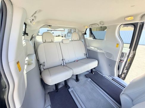 Used 2014 Toyota Sienna XLE AWD/4WD image 22