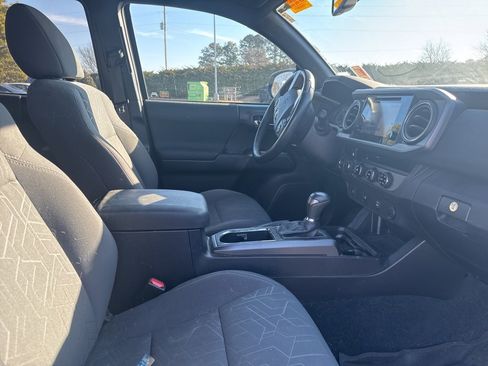 Used 2017 Toyota Tacoma TRD Sport w/ Tow Package (A/T) image 9