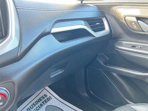 Used 2024 GMC Terrain SLT image 35