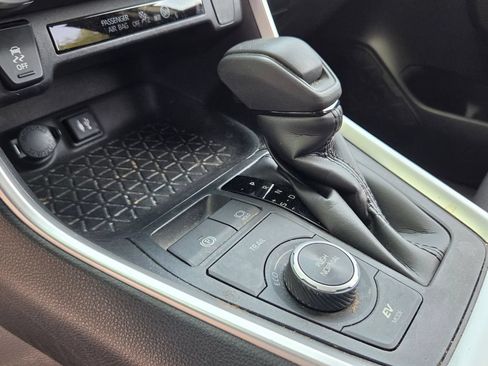 Used 2019 Toyota RAV4 LE w/ Carpet Mat Package AWD/4WD image 11