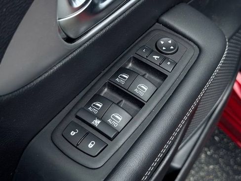 Used 2025 Chrysler Pacifica Limited FWD image 18