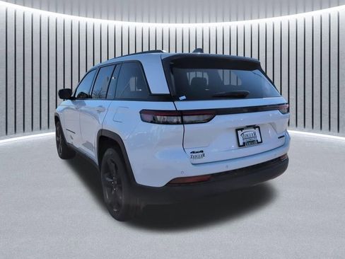 Used 2024 Jeep Grand Cherokee Limited w/ Black Appearance Package image 10