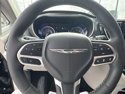 Used 2024 Chrysler Pacifica Touring-L FWD image 20