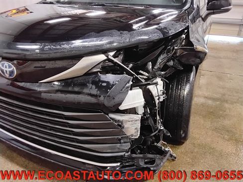 Used 2024 Toyota Sienna Limited image 18