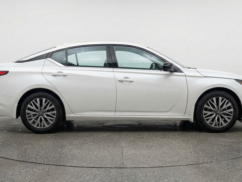 Used 2025 Nissan Altima 2.5 SV image 11