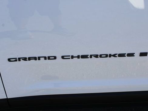 Used 2025 Jeep Grand Cherokee Altitude RWD image 9