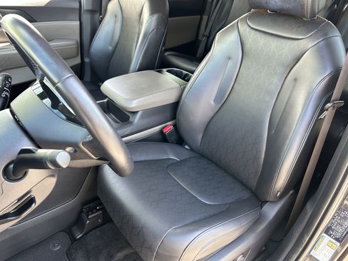 Used 2025 Kia Carnival FWD image 19