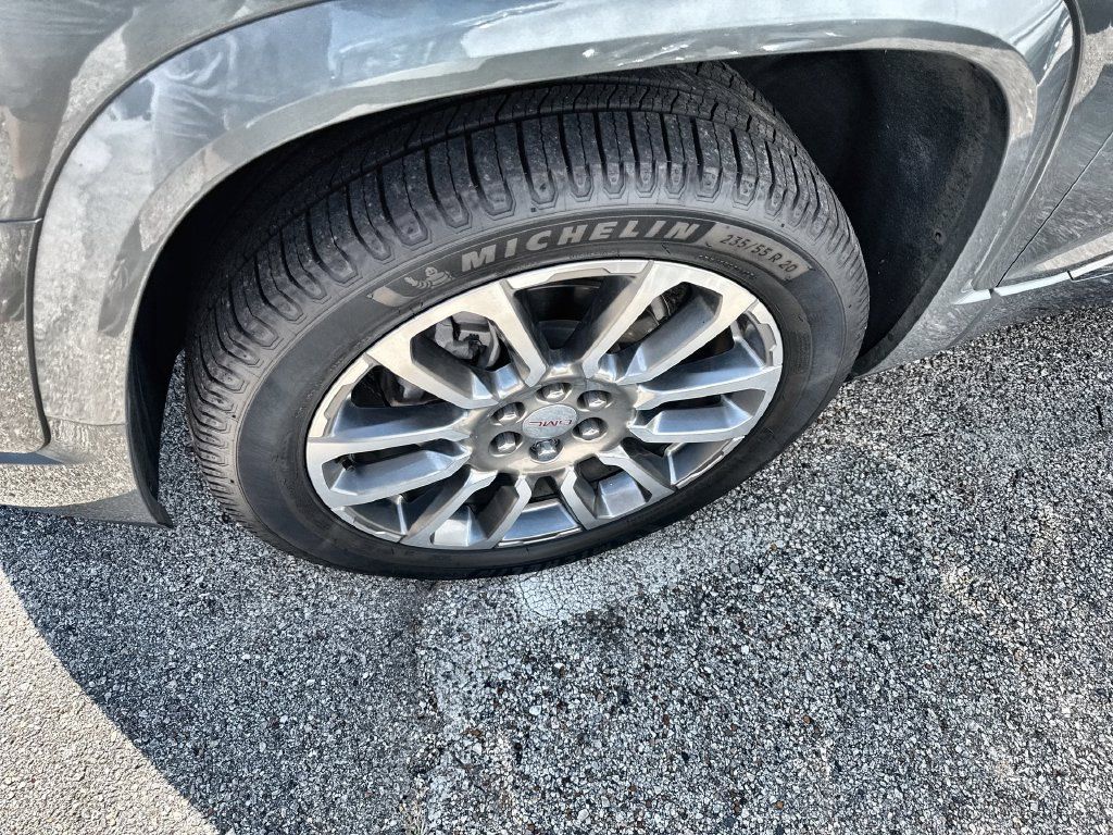 Used 2023 GMC Acadia Denali w/ Denali Ultimate Package FWD image 2