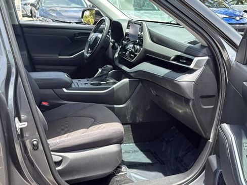 Used 2021 Toyota Highlander L FWD image 12