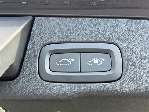 Certified 2023 Volvo XC60 B5 Ultimate w/ Protection Package Premier image 11