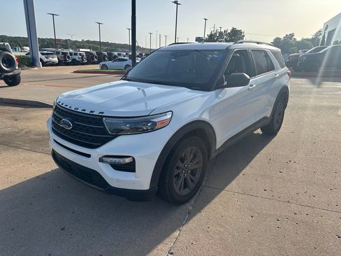 Used 2021 Ford Explorer XLT w/ Equipment Group 202A AWD/4WD image 3