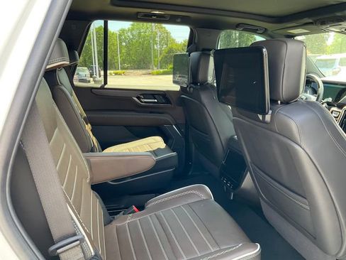 Used 2025 GMC Yukon Denali Ultimate image 10