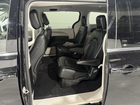Used 2024 Chrysler Pacifica Touring-L FWD image 19
