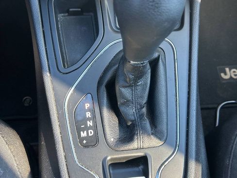 Used 2019 Jeep Cherokee Latitude w/ Popular Appearance Group FWD image 7