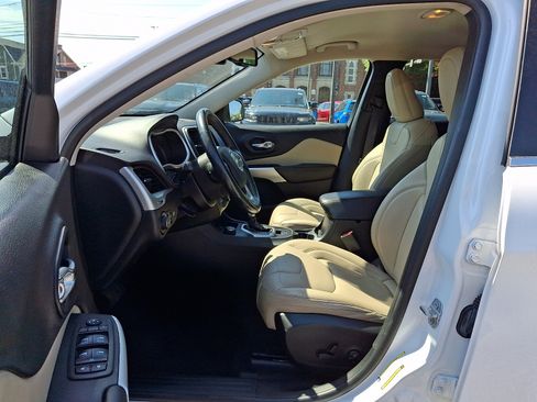 Used 2018 Jeep Cherokee Limited AWD/4WD image 15