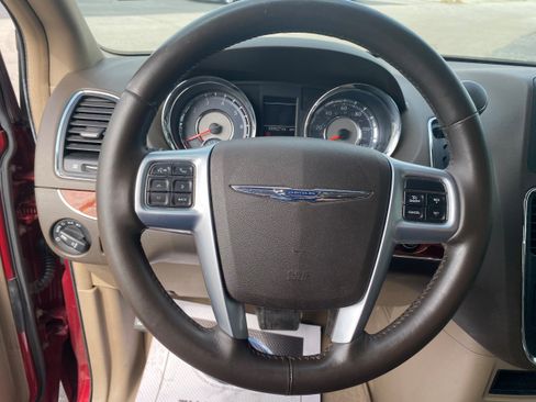 Used 2013 Chrysler Town & Country Touring-L w/ Driver Convenience Group FWD image 11