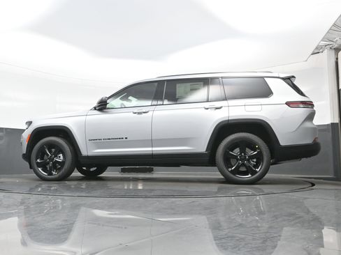 New 2025 Jeep Grand Cherokee L Limited w/ Black Appearance Package AWD/4WD image 13