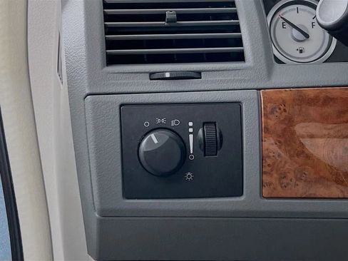 Used 2008 Chrysler Town & Country LX image 11