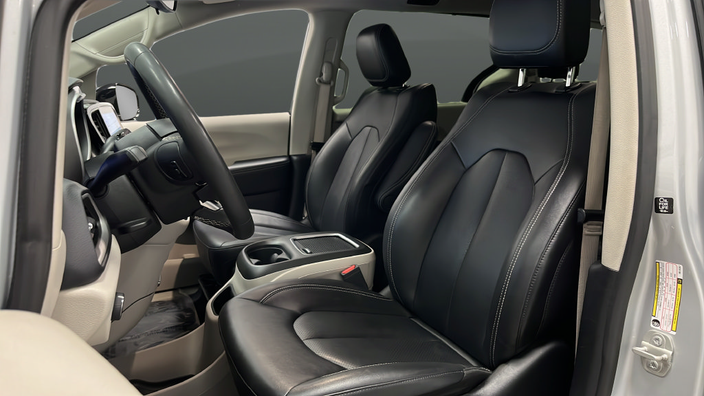 Used 2024 Chrysler Pacifica Touring-L FWD image 9