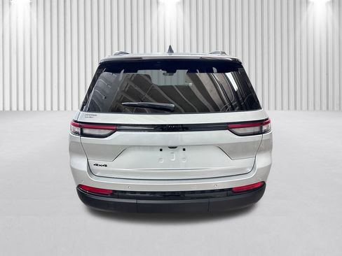 New 2025 Jeep Grand Cherokee Laredo image 6