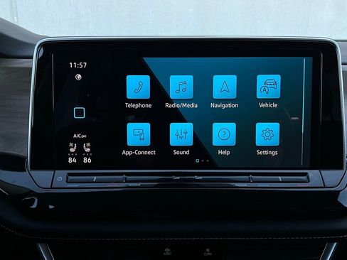 Used 2025 Volkswagen Atlas SE image 29