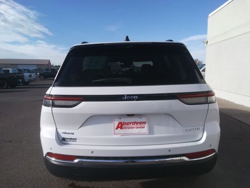 Used 2022 Jeep Grand Cherokee Limited w/ Luxury Tech Group II image 6