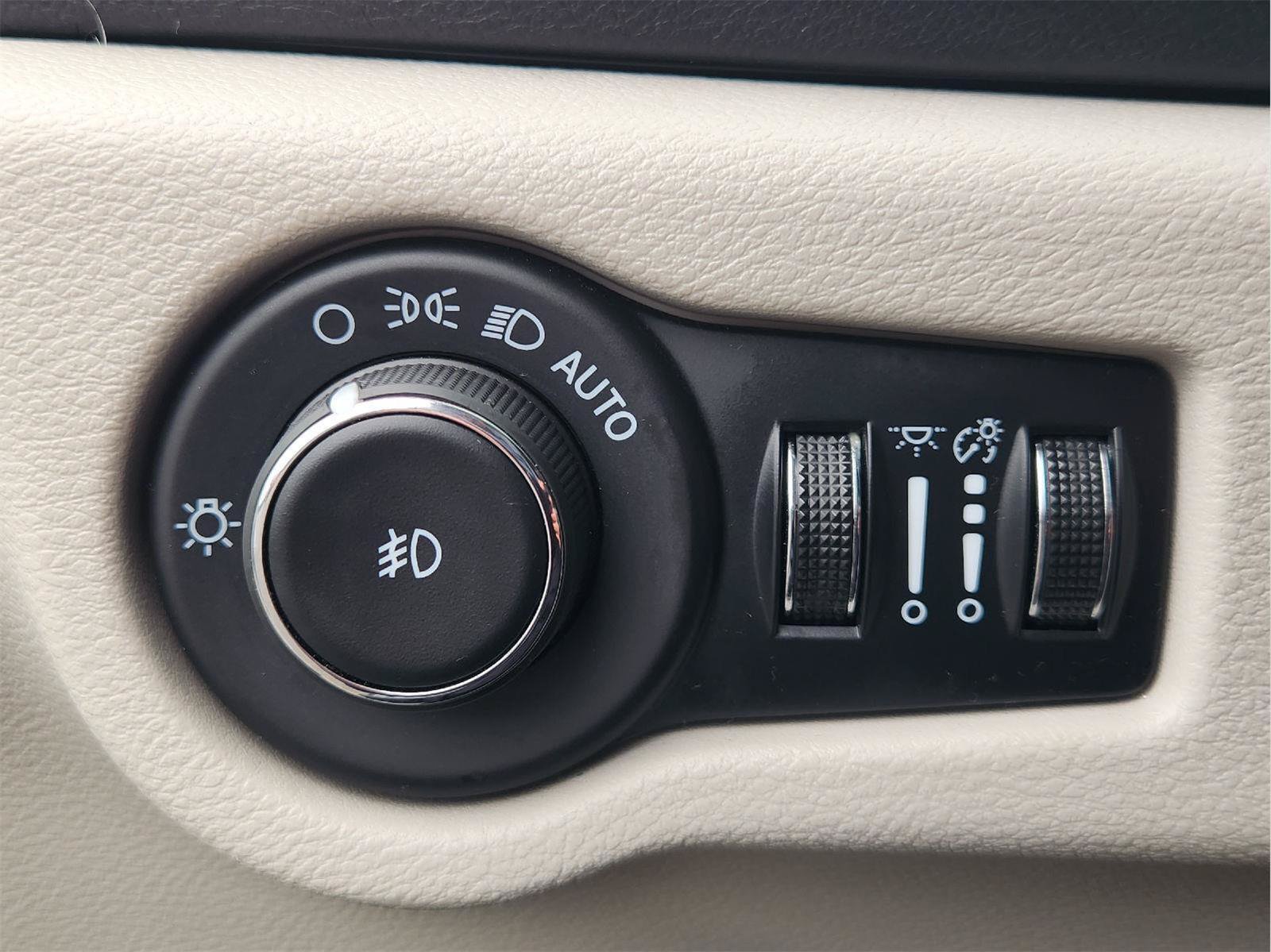 Used 2024 Chrysler Pacifica Touring-L FWD image 22