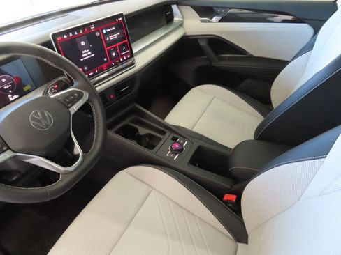 New 2025 Volkswagen Tiguan SE image 23