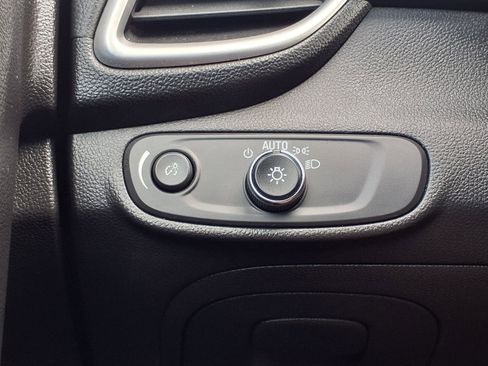 Used 2019 Chevrolet Trax LT w/ LT Convenience Package image 9