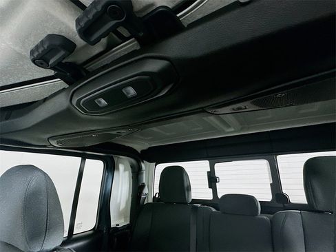 Used 2025 Jeep Gladiator Sport image 21