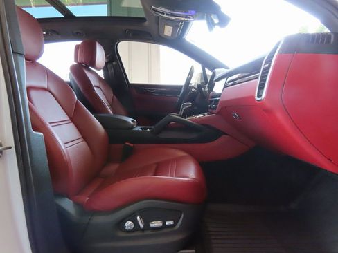 Used 2019 Porsche Cayenne image 6